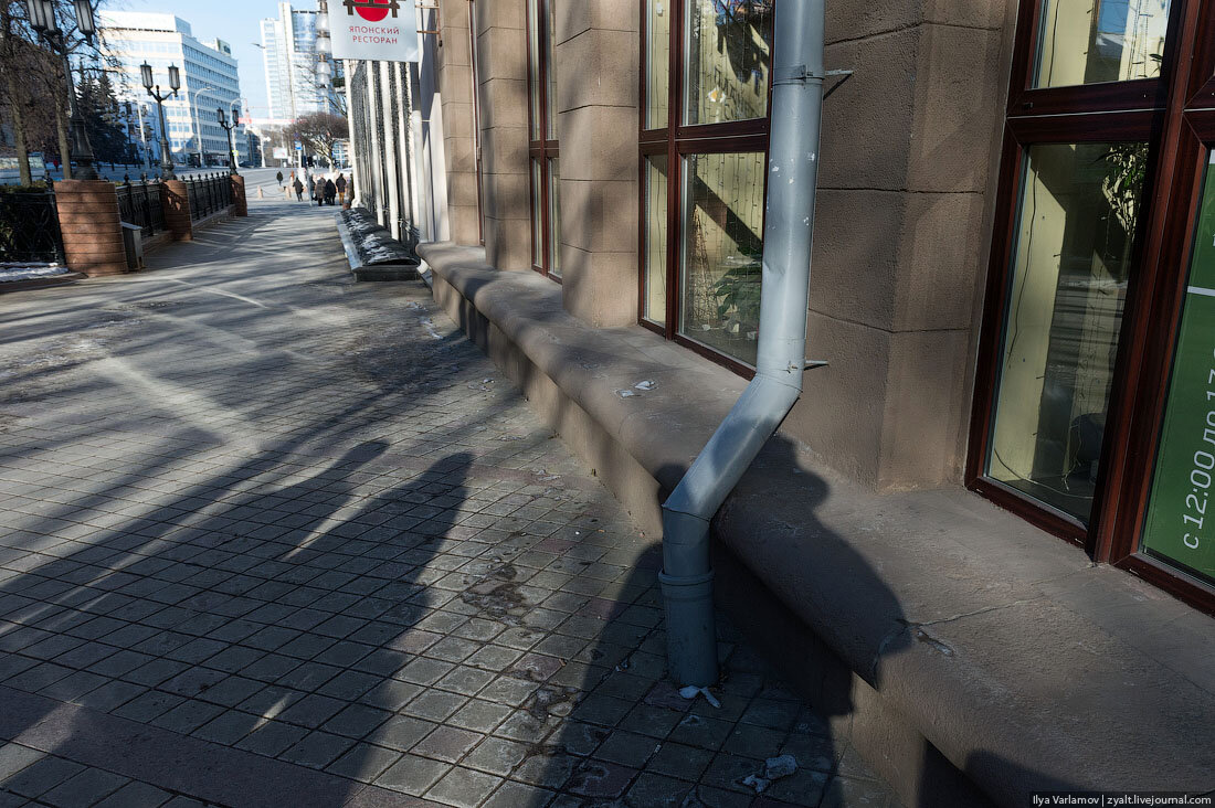 Пример правильного водоотвода к сожалению далеко не везде так. И хороший пример тротуара вдоль фасада здания.   