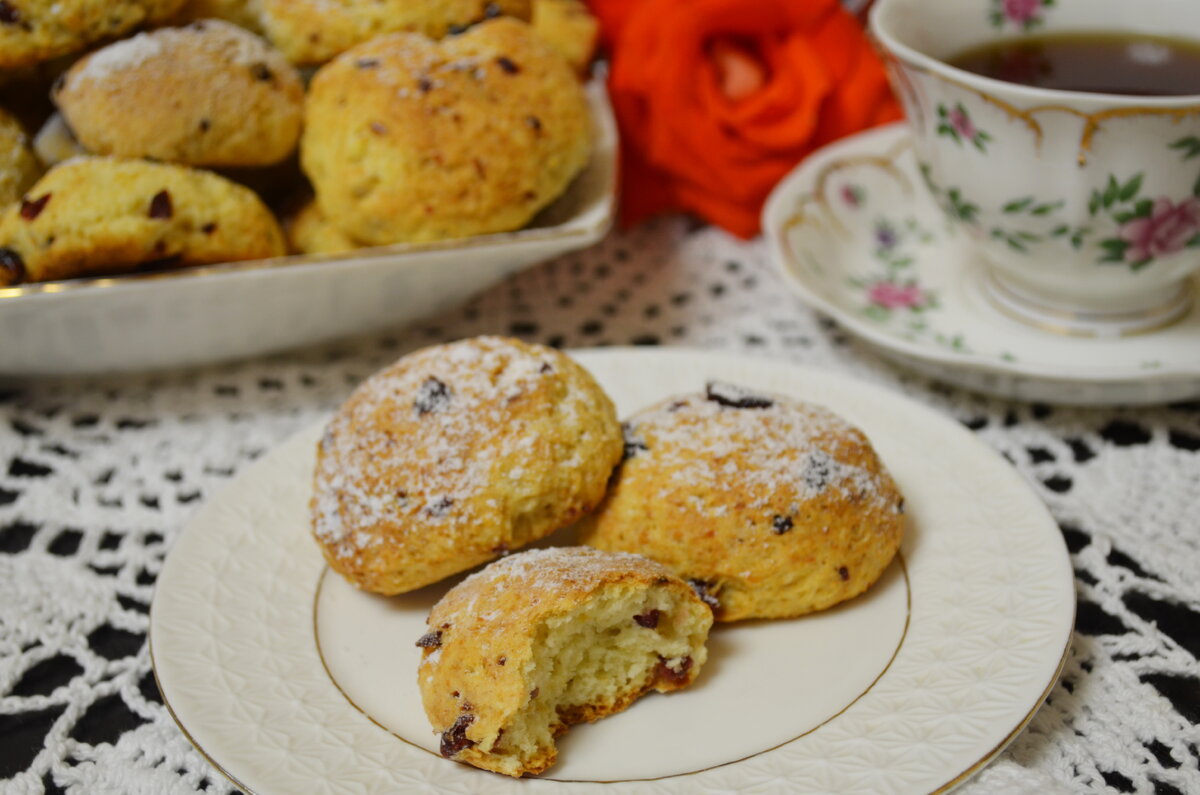 Печенье выпекается очень быстро,имеет нежную структуру и нравится всем,детям и взрослым.Рецепт будет написан в ролике и под самим видео