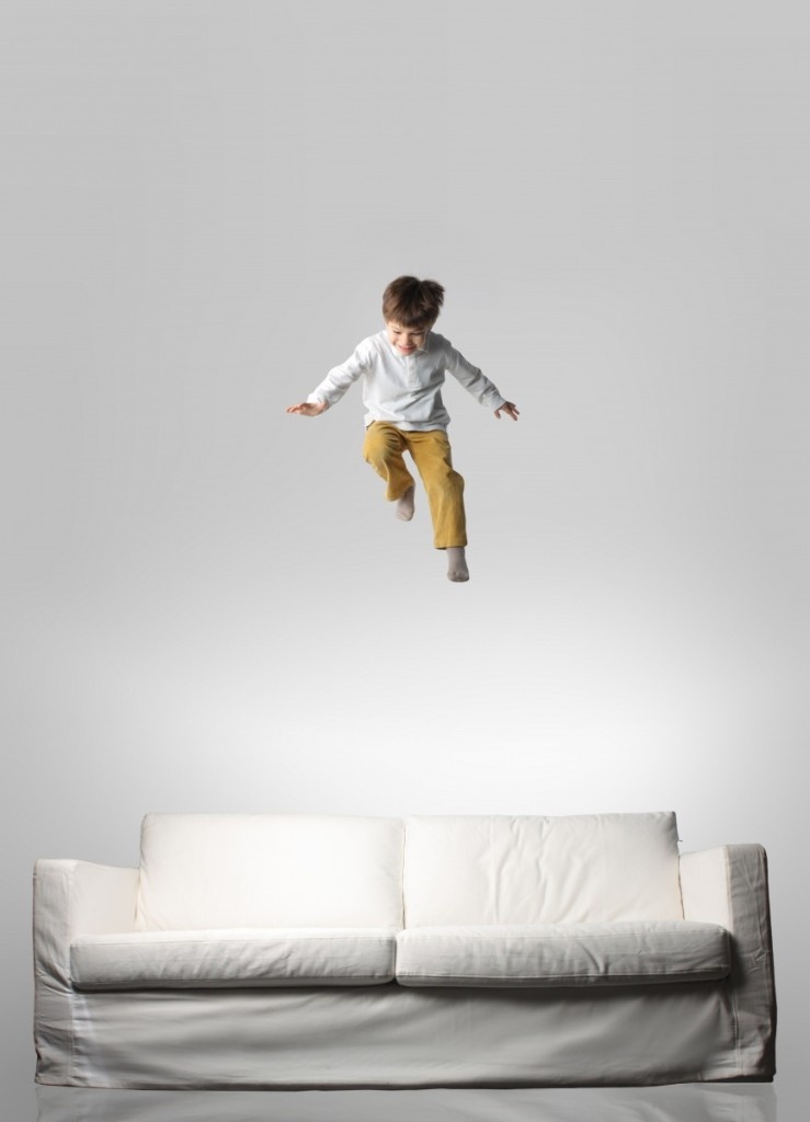 https://www.firestock.ru/malchik-pryigaet-na-divane-boy-jumping-on-the-couch/