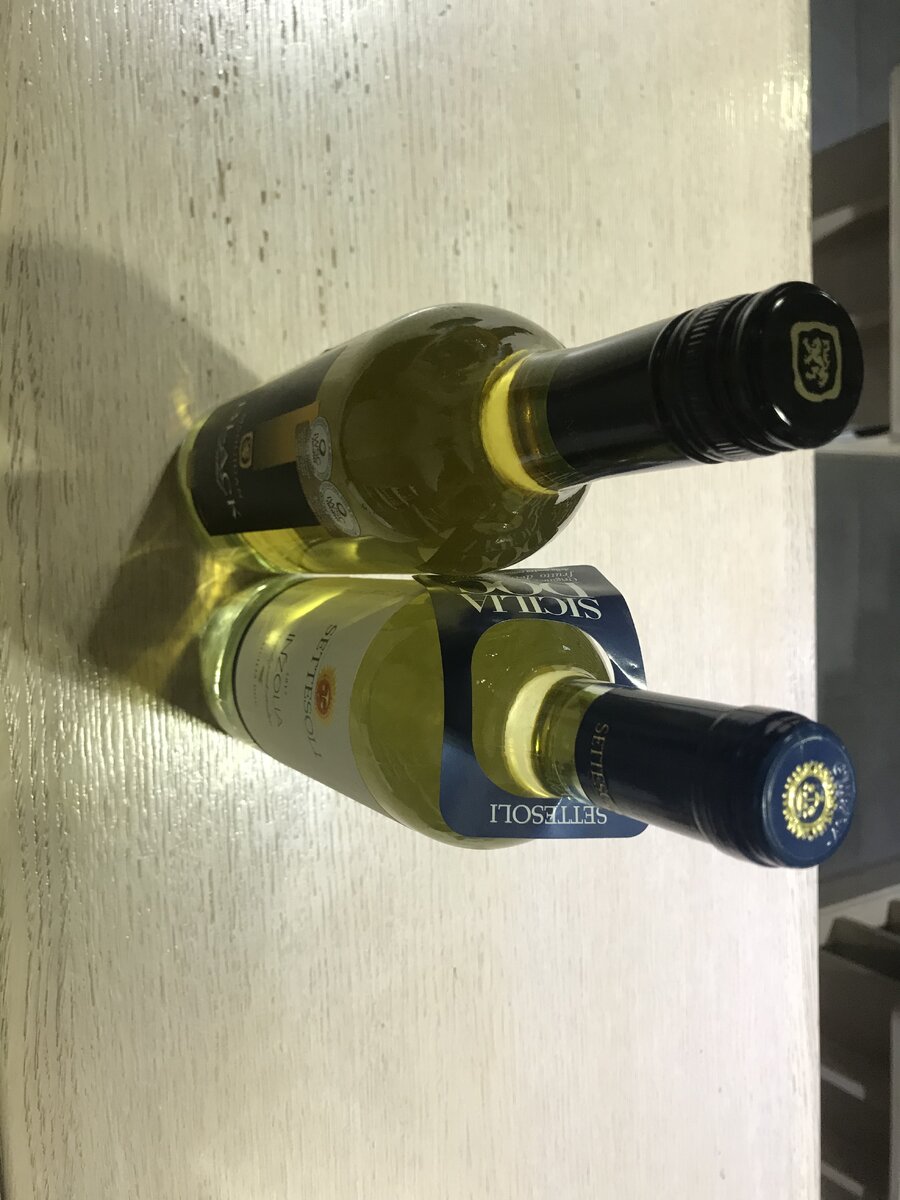 Стоимость и качество вин на одном уровне. Черная винтовая крышка у Австралийского вина, а синяя пробковая у Сицилийского