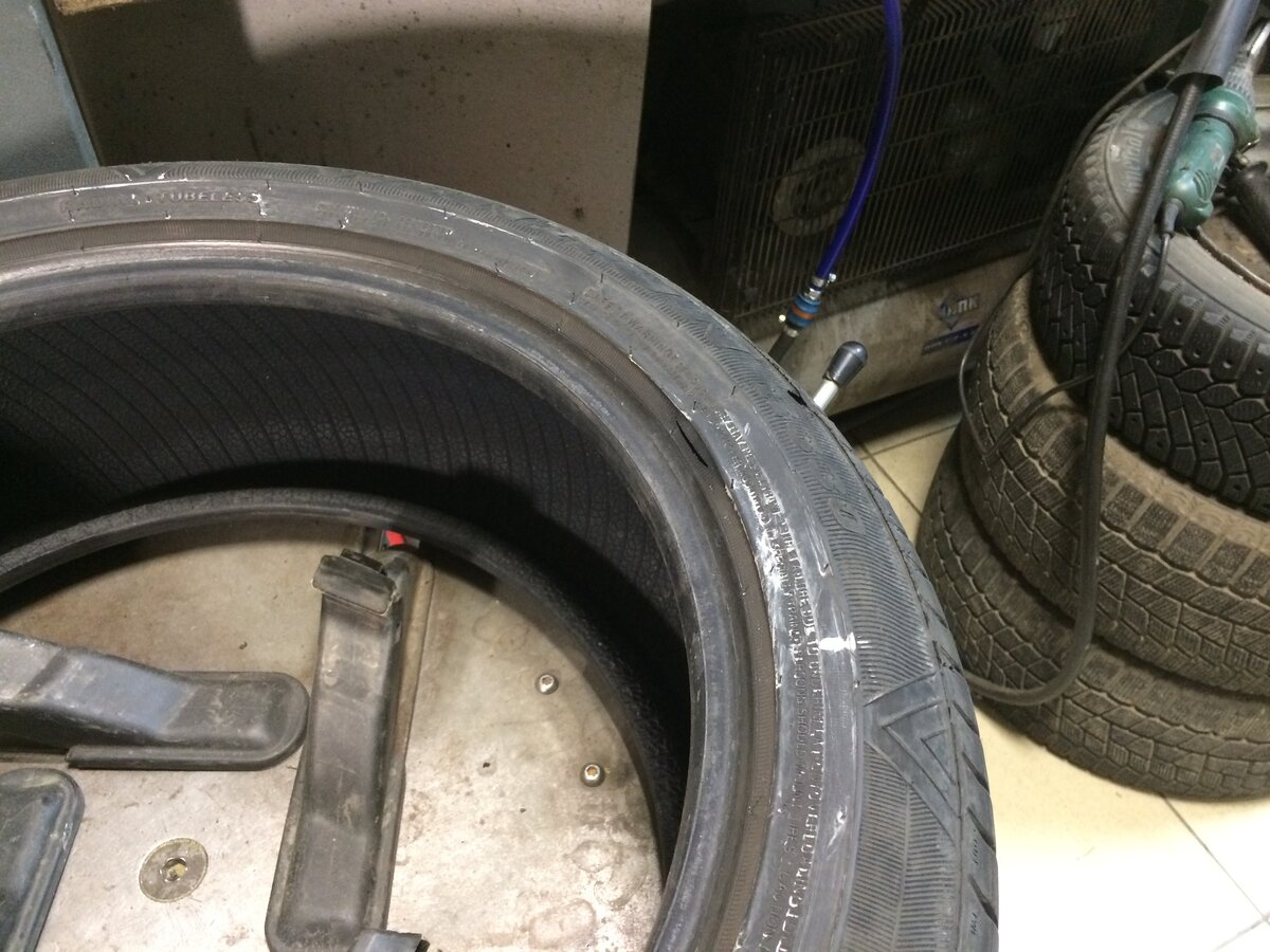 Шина повреждена в двух местах