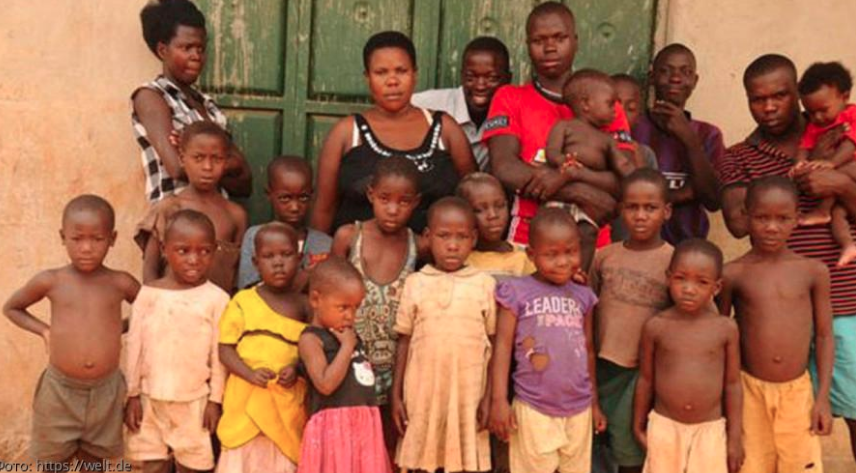 Старшие дети помогают маме с малышами. Фото: images.google.com