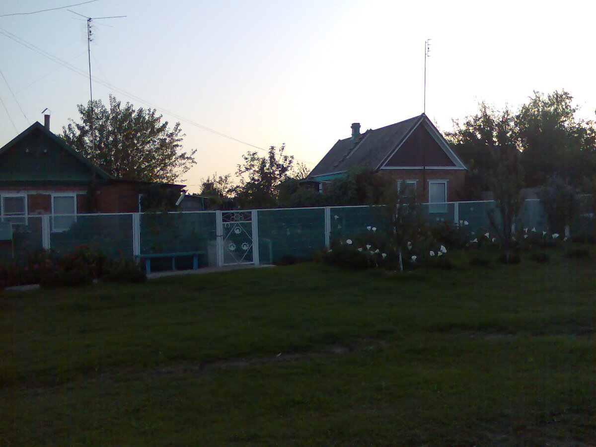 Это типичное домовладение расположено в районе станицы Медведовской. Правда стоит оно больше миллиона рублей. 