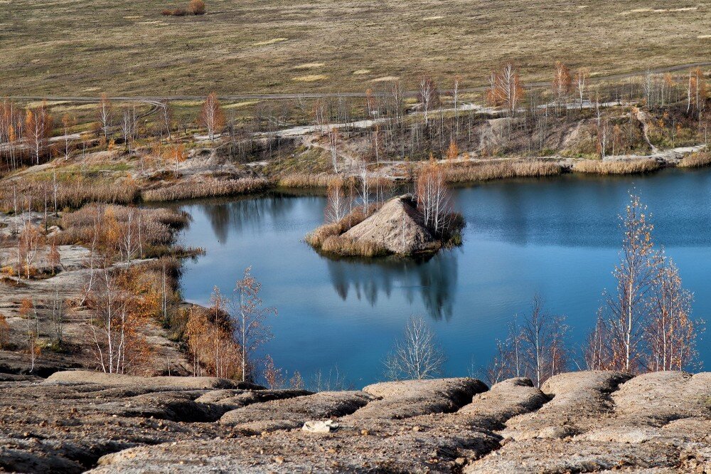 Да-да,  именно так. Место становится все популярнее, и скоро случится одно из  двух. Либо все здесь покроется мусором (увы, стихийные свалки мы уже  увидели во многих местах), либо предприимчивые дельцы сделают здесь зону  отдыха с мосточками и искусственными тропнками, которые изменят эти  нереальные виды навсегда, а скорее всего и то, и другое вместе. На  въезде уже висит табличка о том, что здесь будет создан  «Природно-антропогенный рекреационный комплекс «Романцевские горы».


