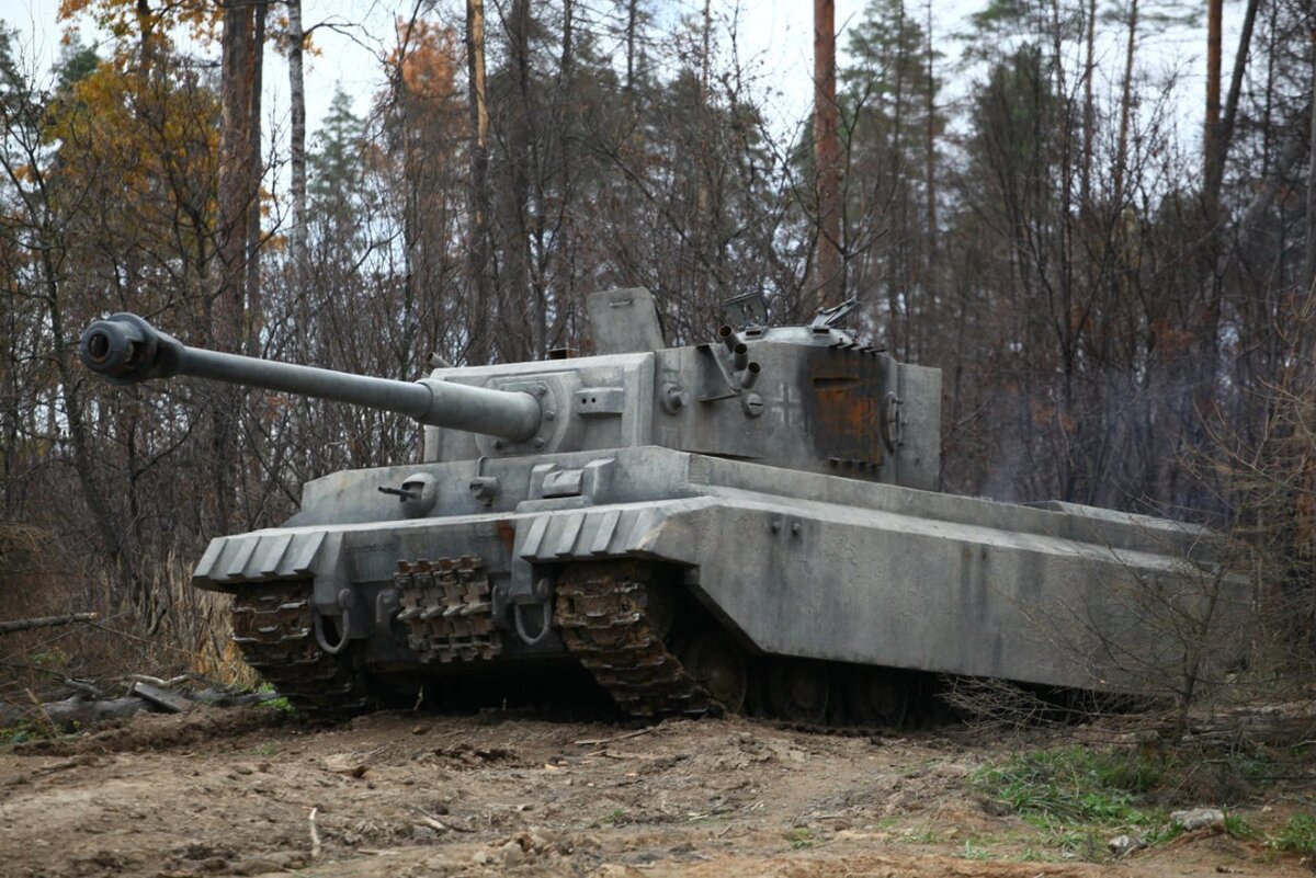 ИС-2 в роли "Тигра". Очень малое сходство.