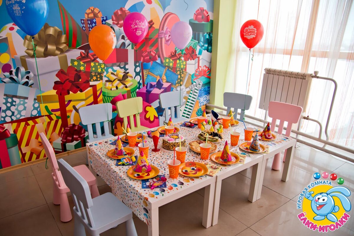 Детский стол на день рождения. Украшение детского стола на др. Стол на детский день рождения в игровой комнате. Детский стол на праздник.