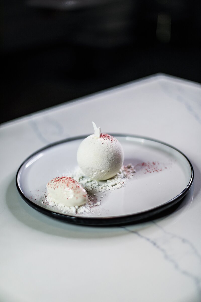 Десерт из французской меренги, малины и ванильного крема