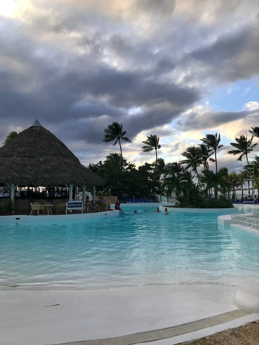 Бассейн 🏊🏽‍♀️ на территории нашего отеля.