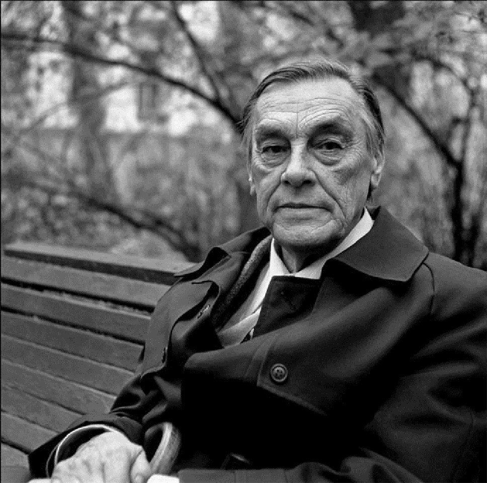 Арсений Александрович Тарковский (1907 - 1989) — лауреат Государственной премии СССР (посмертно), которая вручалась за выдающиеся творческие достижения в области науки и техники, литературы и искусства.