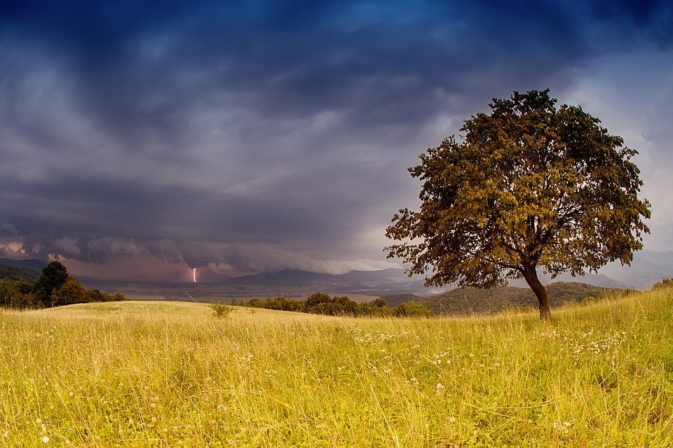 cdn.pixabay.com/photo/2019/10/30/17/57/storm-4590188_960_720.jpg