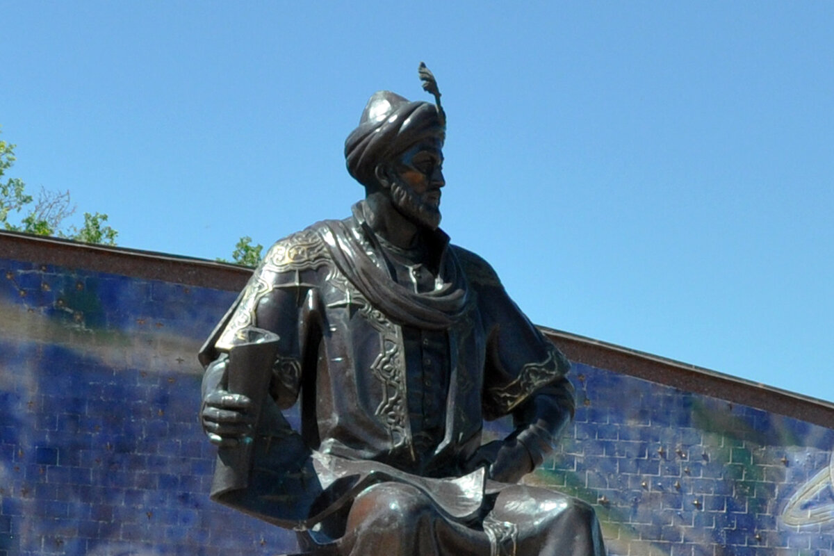 Памятник Улугбеку в Самарканде. Mirzo Ulugbek (22.03.1394 - 27.10.1449).