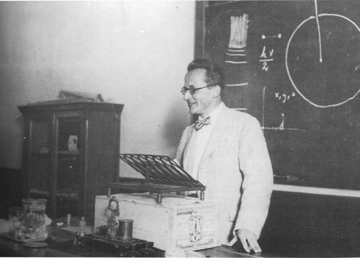 Эрвин Шрёдингер — один из основоположников квантовой механики. Его уравнение волновой функции стало образцом проявления нестандартного мышления при изучении проблем микромира.