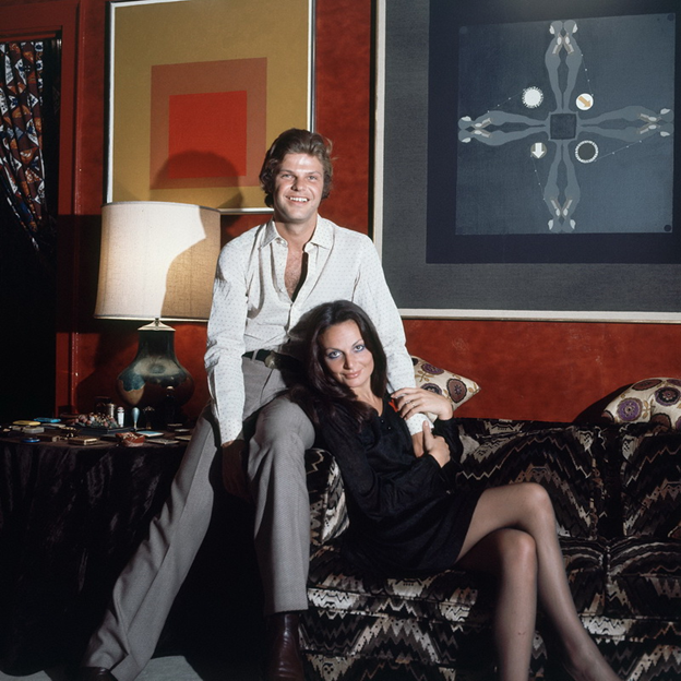 Источник: https://jetsetter.ua/wp-content/uploads/2018/07/prince-and-princess-diane-eduard-egon-von-fc3bcrstenberg-are-seated-on-the-sofa-in-their-manhattan-apartment-nyc-vogue-1972-c2a9-horst-p-horst_novyj-razmer.jpg.