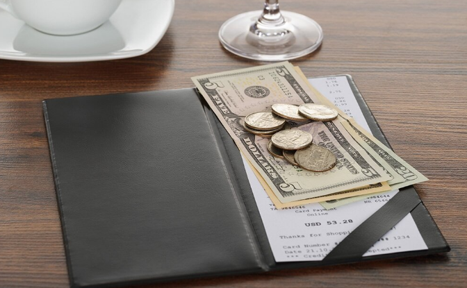 Чаевые на столе