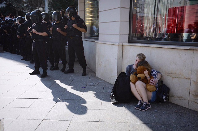 Источник: https://trinixy.ru/179078-fotoreportazh-s-moskovskogo-mitinga-16-foto-8-video.html