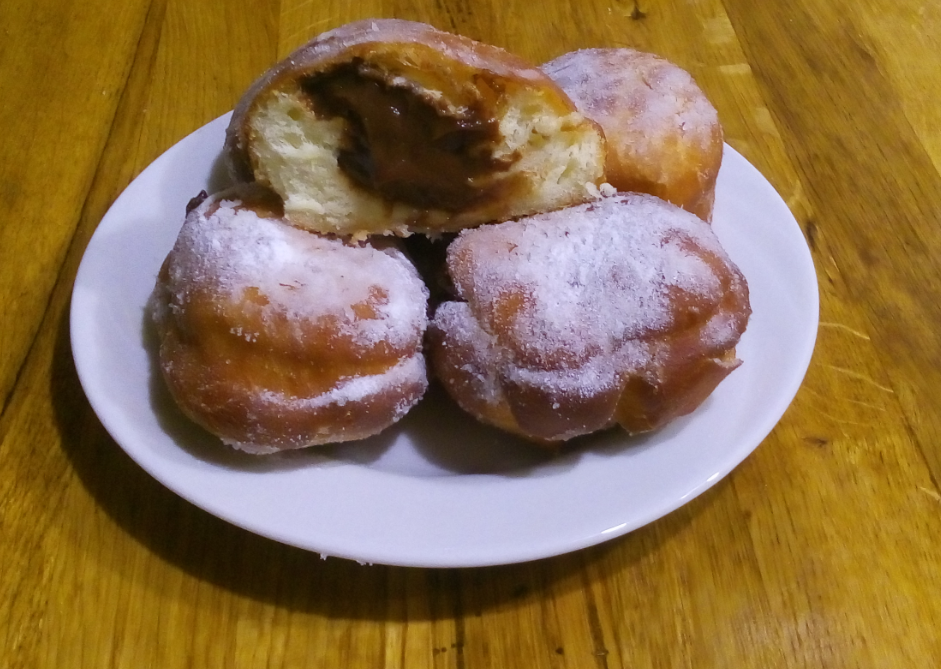 Готовые пончики. Пончик в разрезе.