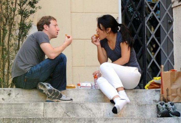 Марк Цукерберг, основатель Facebook, - видный представитель молодого поколения. И большой любитель «босяцкого» стиля. В буквальном смысле: в гардеробе он держит шлепанцы Adidas, двадцать одинаковых серых маек и несколько синих джинсов. 