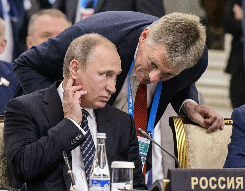 Президент России Владимир Путин и его пресс-секретарь Дмитрий Песков. Фото: novosti.az    