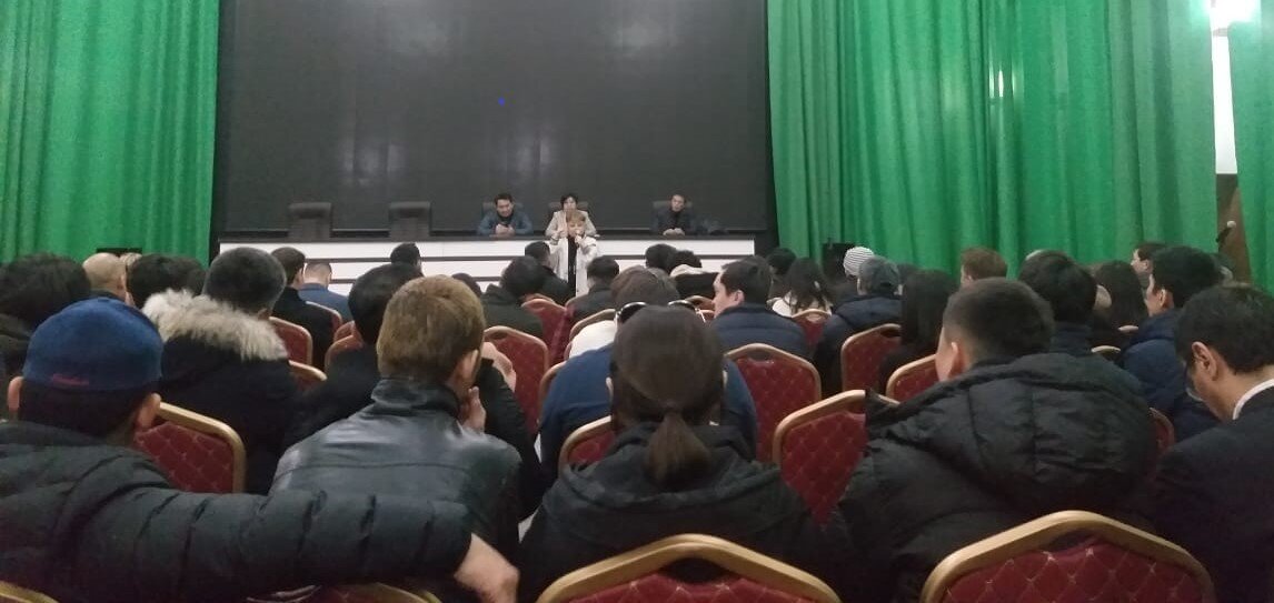 Басында сөзді Қазақфильмнің құлағын ұстап отырған режиссер Ермек Тұрсынов алып, қазіргі кинематографияның жай-күйін бір шолып шықты. Жас режиссерлер мен аға буын арасына алтын көпір орнауы керектігі айтылды. Тұрсынов жас киногерлердің ұсыныстары мен жобаларын қуана қабыл алатынын да жеткізді. БІрақ, жас киногерлер бұған күмәнмен қарайды. Себебі Тұрсыновтың жеме-жемге келгенде арқаға көпшік қойып, ал журналистерге беріп жүрген сұхбатында жастардың барлығын сыпыртып жамандауы көбінің көңіліне дақ болып қалған. 