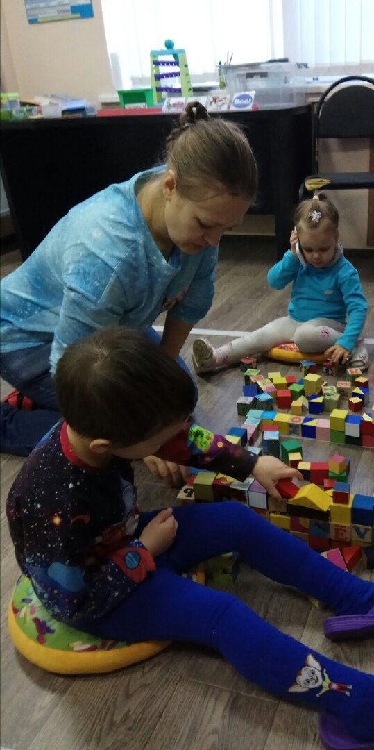 Тот случай, когда пришлось на занятие социальной группы брать обоих, а значит, водичку, вкусняшку, визуалку, 3 пары тапок и, о, Боги, шорты не взяла никому🙂