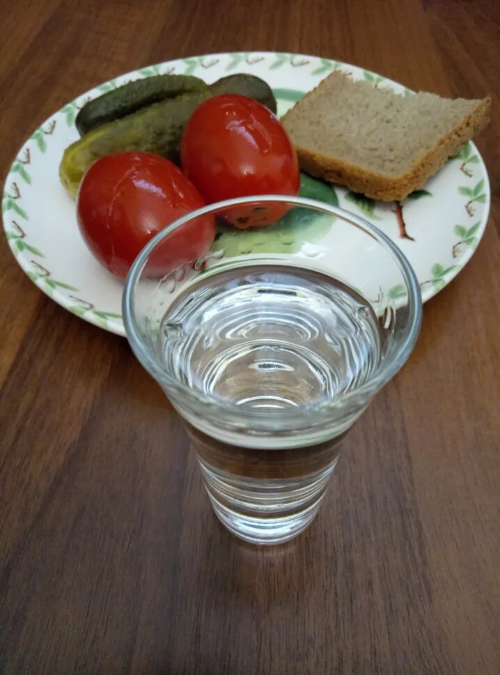 Нехитрое застолье