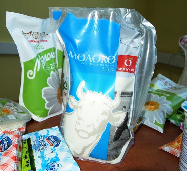 Молоко в пакетах. Мягкая упаковка молока. Молоко в пакете. Мягкая упаковка для молочных продуктов. Упаковка молока в пакеты.