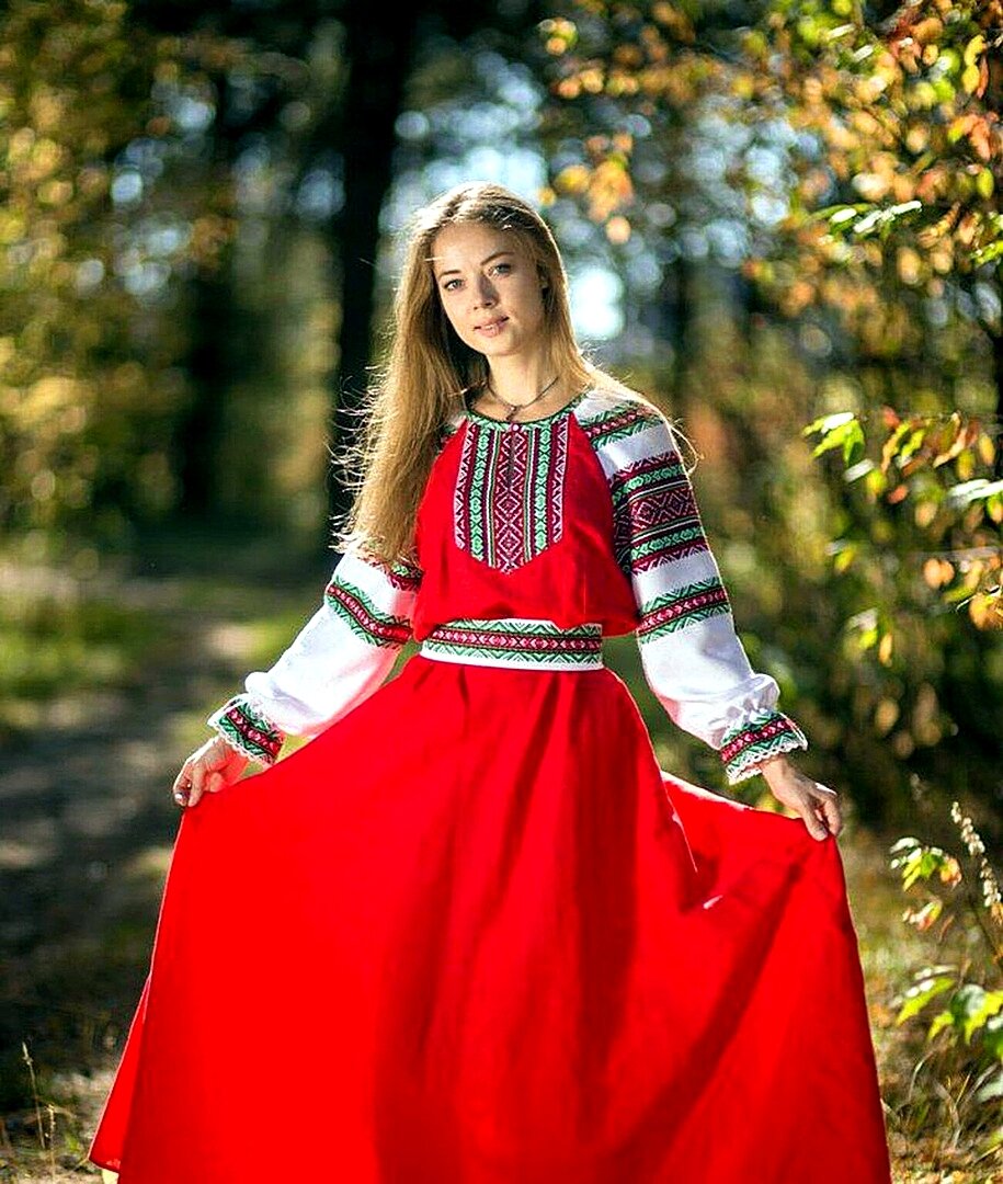 Девушка в русском народном сарафане