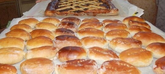 Готовит и сейчас, только есть некому