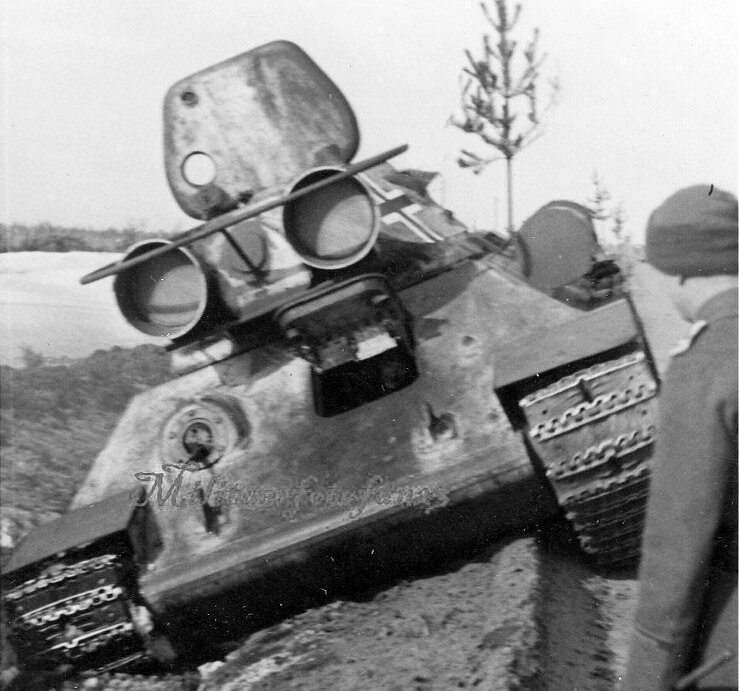 Фото танка, съехавшего в канаву. 