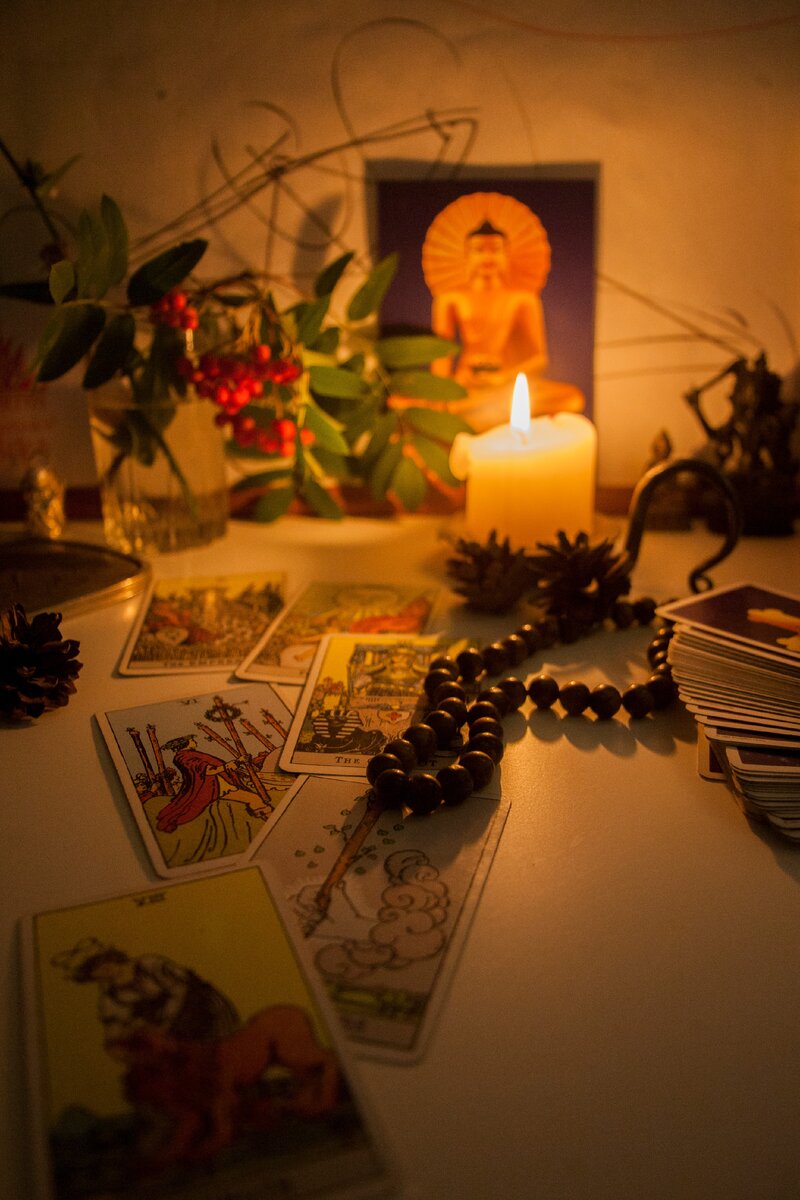 Буддийские методы работы с мышлением по мнению многих психологов являются самыми эффективными в работе с подсознанием - и они действительно помогают хорошо гадать.