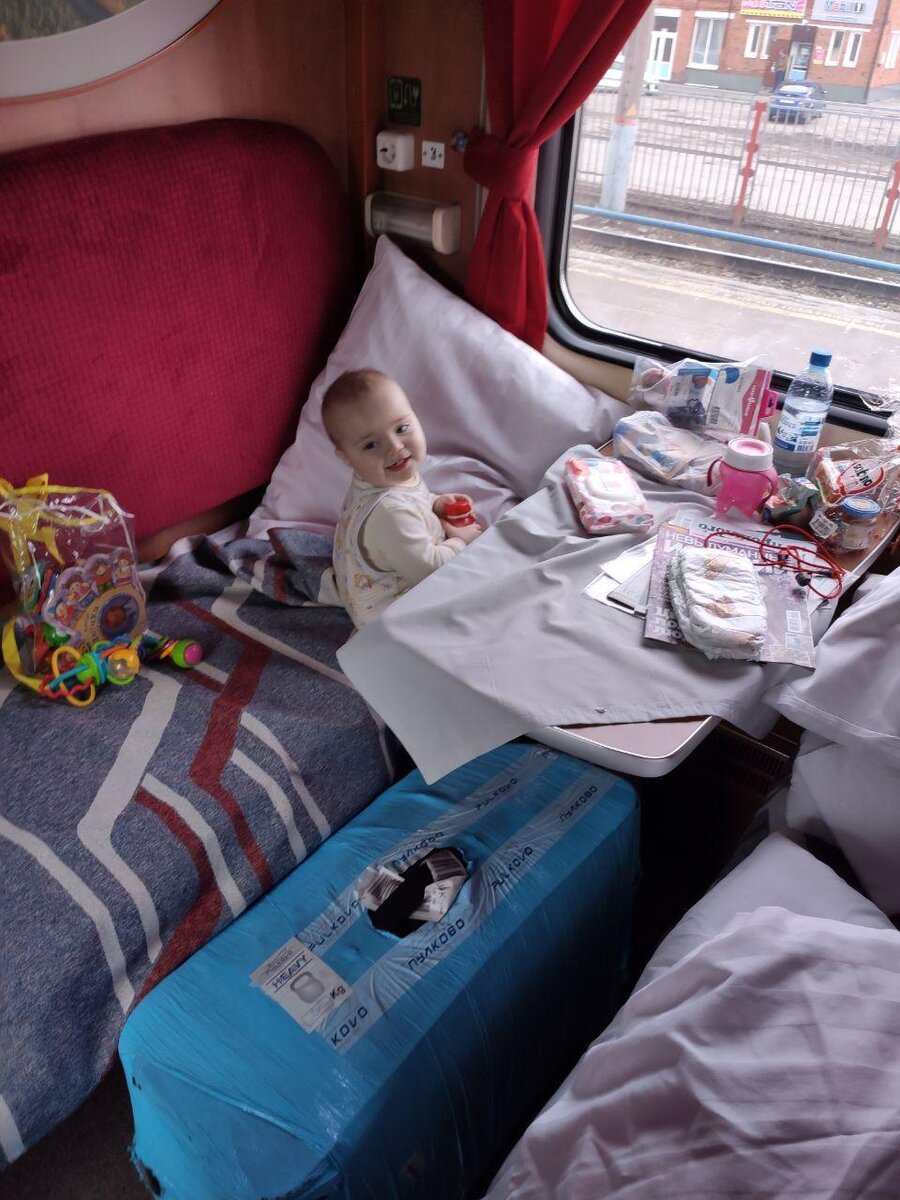 Так, боком, я ставлю большой чемодан, сверху одеяло, подушки. В св, кстати, каждому пассажиру полагается две подушки.