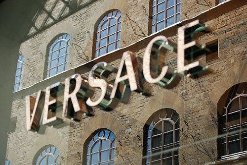 Versace - один из брендов, производит элитные кожаные аксессуары и джинсы Versace, основан в 1978 году в Милане, Италия, Джанни Версаче.