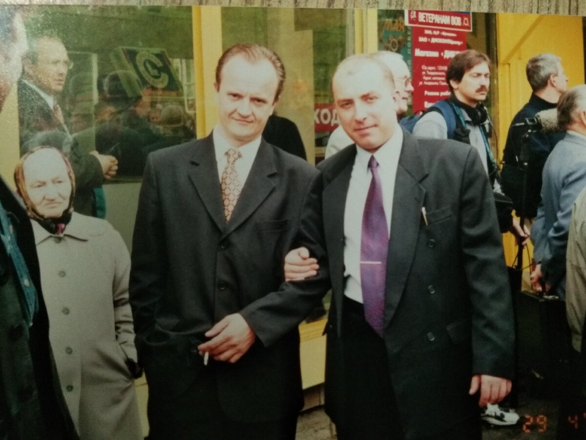 Юра Нестеренко - справа