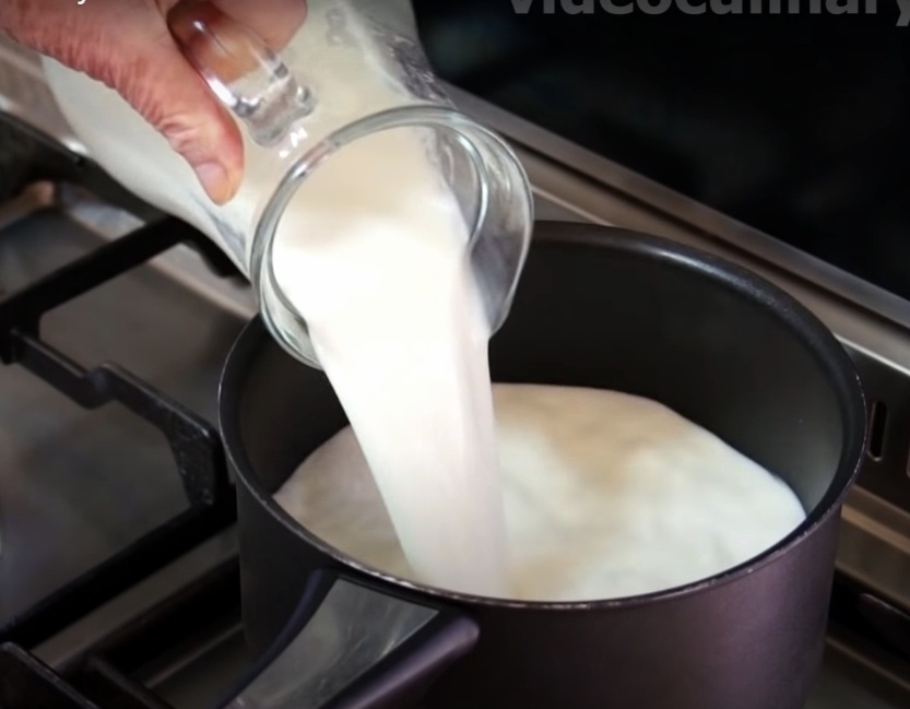 Кастрюля с молоком