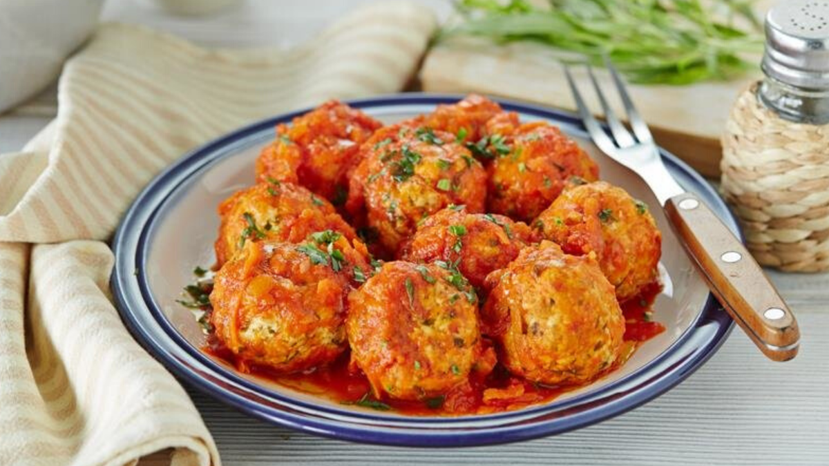 Тефтели с рисом в мультиварке на пару. Мясные ёжики с рисом. ёжики из фарша.