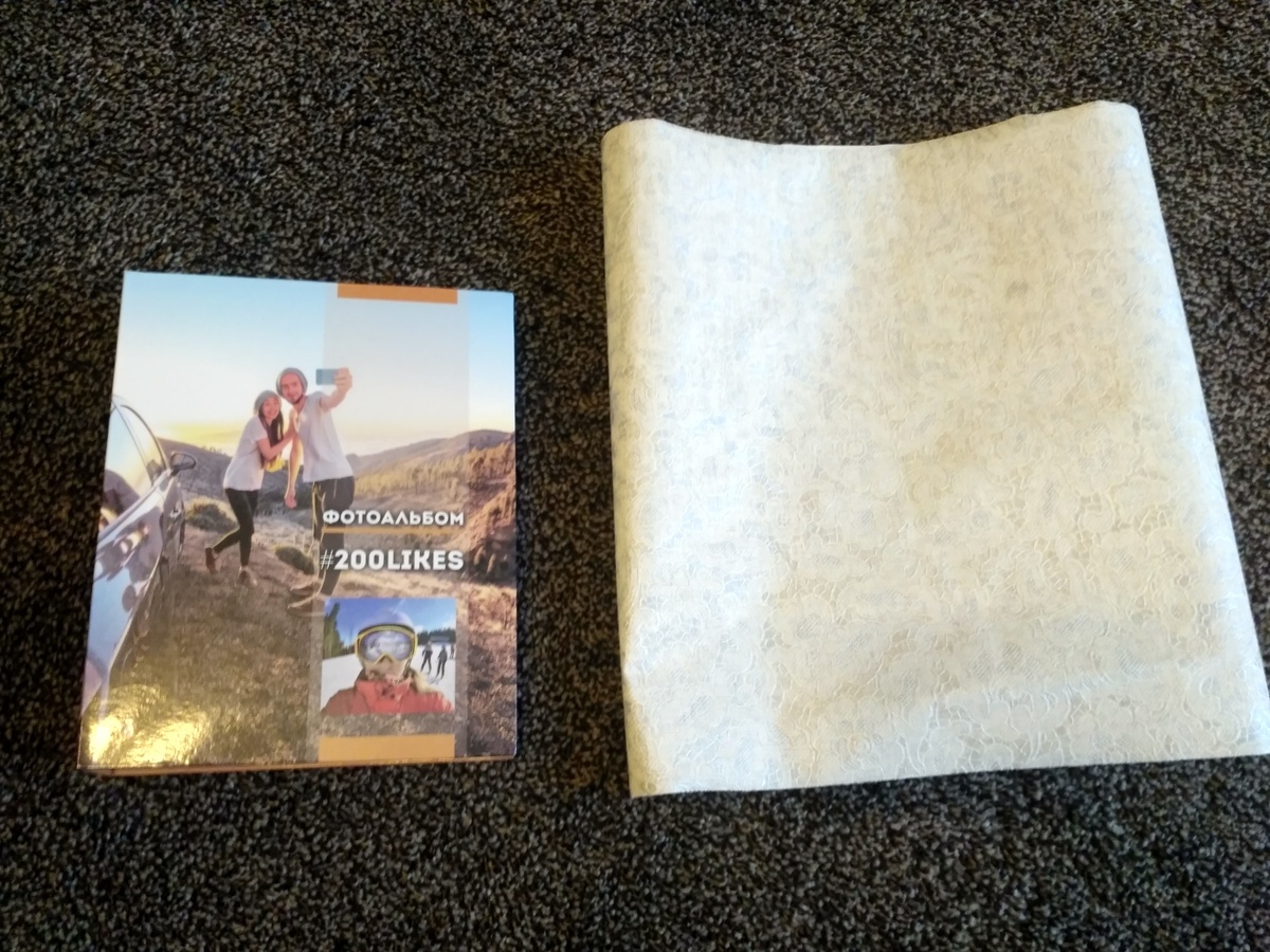 Рядом кусок обоев)))