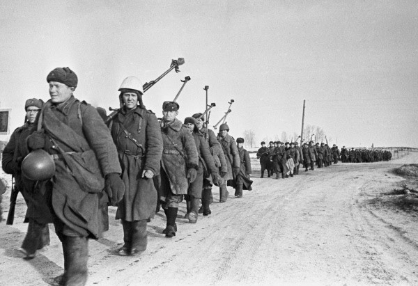 Фотография из открытых источников. Бойцы истребительного противотанкового батальона на пути к Вязьме после боёв за Ржев, 4 марта 1943 года