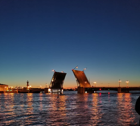 Фото автора. Развод мостов проходит как и раньше, отличие с прошлым годом - мало подсветки и нет иностранных туристов.