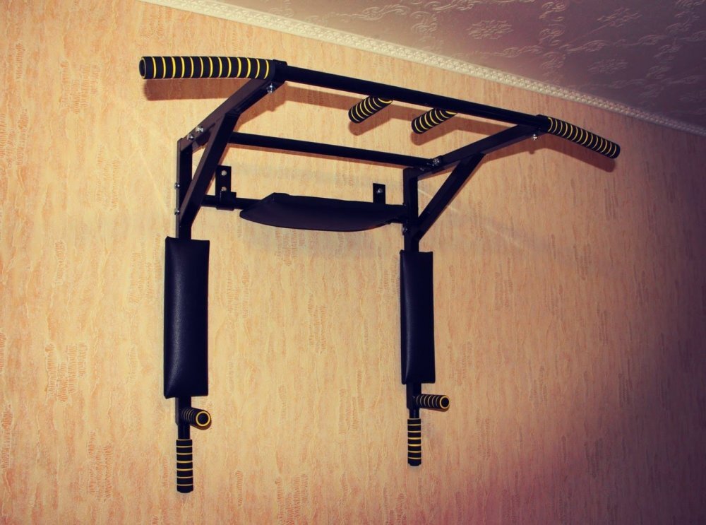 Подтягивания на турнике могут приносить пользу и вред. Однако следует сказать, чтобы получить вред от такого прекрасного упражнения нужно очень сильно постараться, либо же иметь целую кучу противопоказаний в виде травм, грыж или воспалительных заболеваний позвоночного столба. Также можно еще навредить себе в том случае, если подтягиваться технически неправильно, с рывками и подергиваниями, спрыгивая с турника после завершения выполнения упражнений с большой высоты. 
Ну а вот польза от данного эффективного упражнения очевидна. Она заключается не только в поддержании правильной осанки, а и в быстром и качественном накачивании многих групп мышц человеческого организма. Если подтягиваться узким хватом, то у вас будут качаться дельтовидные и зубчатые мышцы, а также нижняя часть широчайших мышц, при обратном хвате максимально работают бицепсы и средняя часть широчайших мышц спины, широким прямым хватом – трапециевидные, верхняя часть широчайших, круглые мышцы.

Таким образом, когда вы подтягиваетесь на перекладине:

работу выполняют практически все мышцы вашего тела, к тому же некоторые из них делают это с большой интенсивностью;

устраняете дефекты вашей осанки, особенно если они находятся в начальной стадии развития (сколиоз, кифоз, лордоз);

накачиваются и становятся более сильными и выносливыми различные группы мышц, в зависимости от того, каким хватом и на каком расстоянии друг от друга располагаются ваши руки во время выполнения данного упражнения.

Также данное упражнение является базовым и разминочным перед выполнением более сложных элементов, прекрасно разогревает тело перед бегом или игровыми видами спорта.