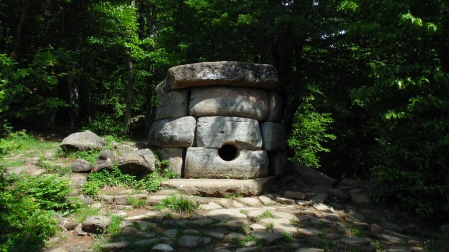 "Лунный" или "Женский" дольмен в долине реки Жане.  