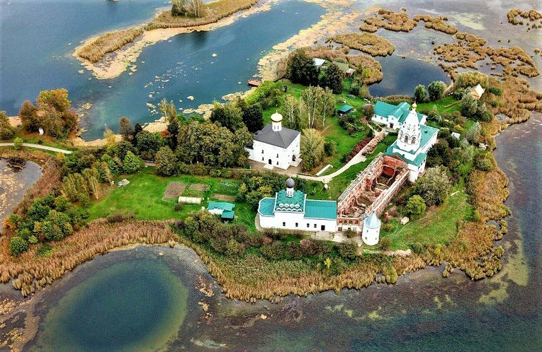 Монастырь плывет среди покоя и красоты