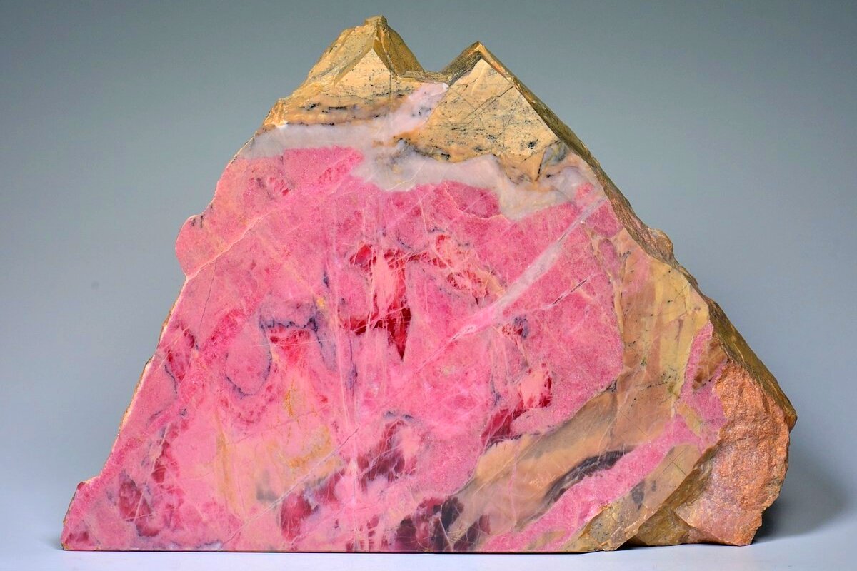 Текстура, которую образуют в родоните разноцветные прожилки, уникальна для каждого отдельно взятого образца. Фотография из открытых источников