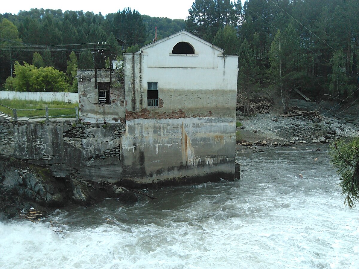 Отчетливо видно след от уровня воды-жутко!