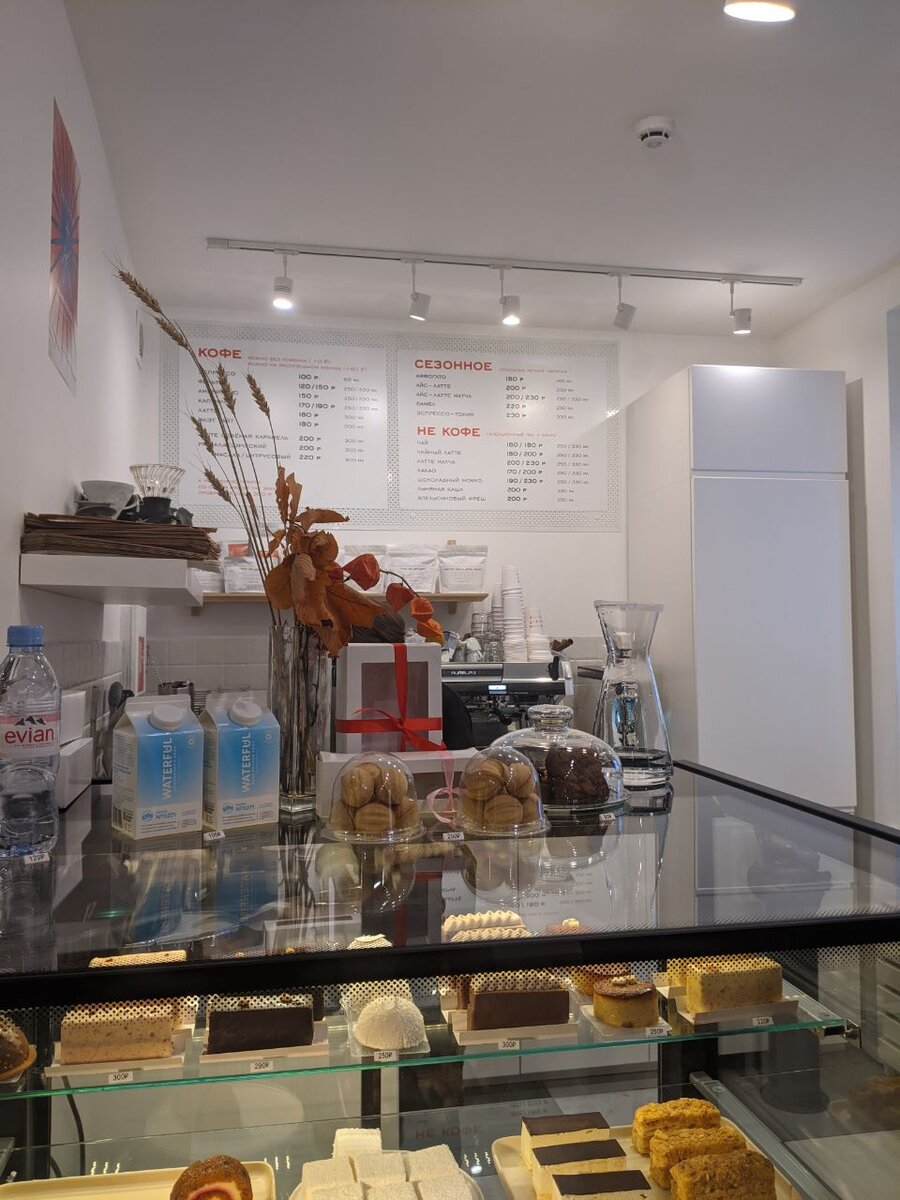 Кофейня и цветы вместе.