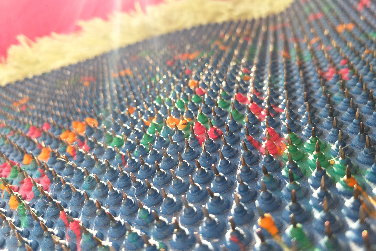 Аппликатор Ляпко похож на аппликатор Кузнецова, только лучше. Он не пластмассовый, а с металлическими иголочками из разных металлов