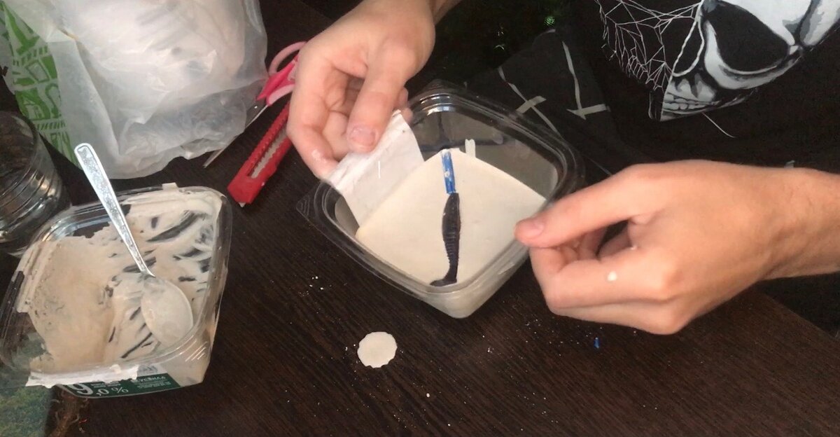 Фото автора. Стучим по столу, выйдет воздух и приманка ляжет ровно.