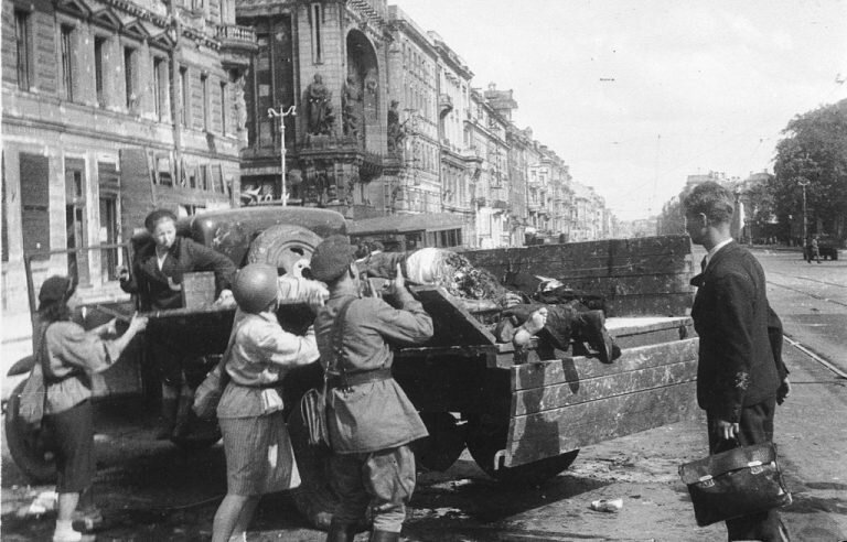 Сентябрь 1941 года, начало блокады Ленинграда. Погрузка тел горожан, погибших на улице в ходе артиллерийского обстрела (фото из открытых источников)