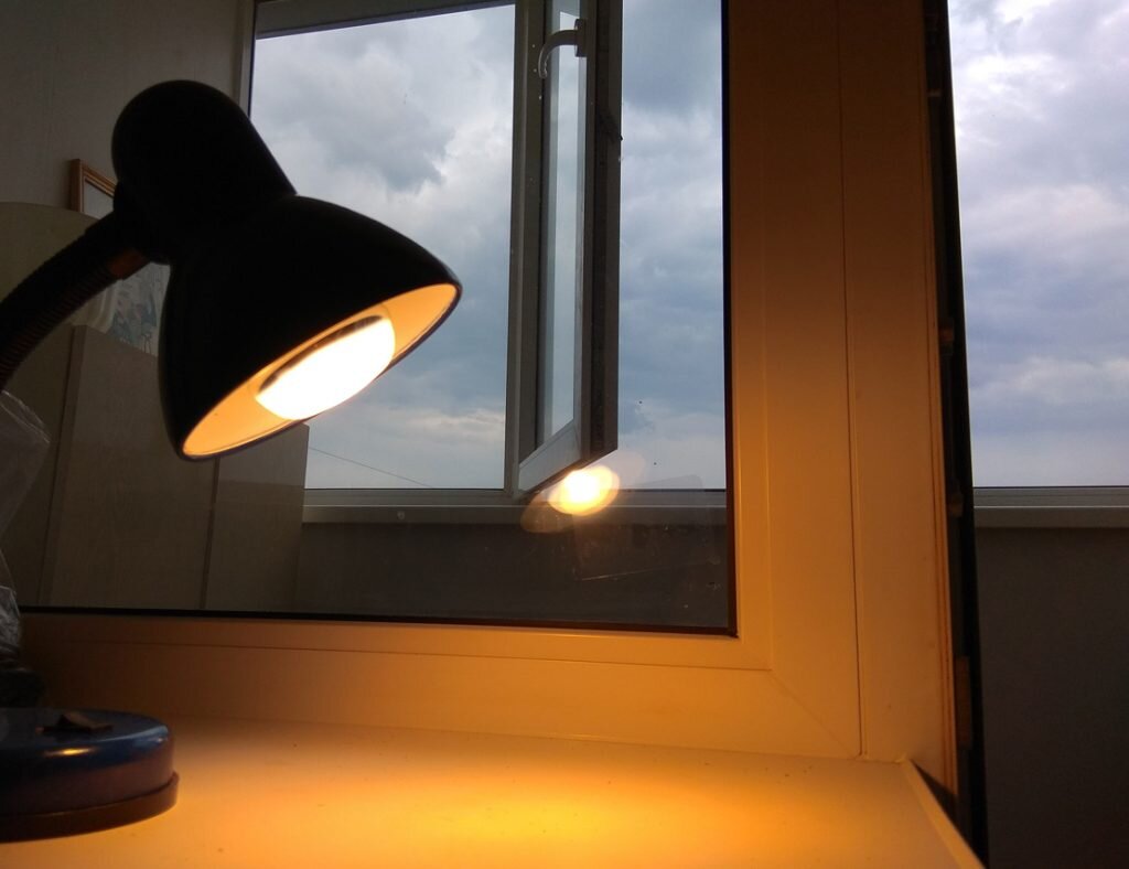 Свет солнца и настольной лампы разный по цвету, но мозг сглаживает эту разницу.