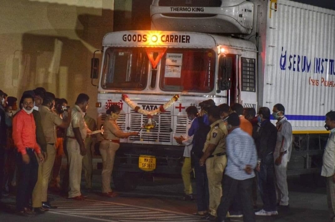 Грузовики сопровождала полиция и надёжно их прикрывала... А то мало ли что...