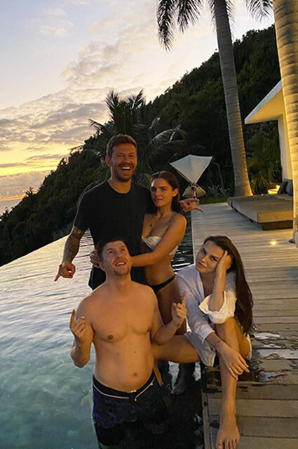 Федор Смолов и Мария Юмашева с друзьями 